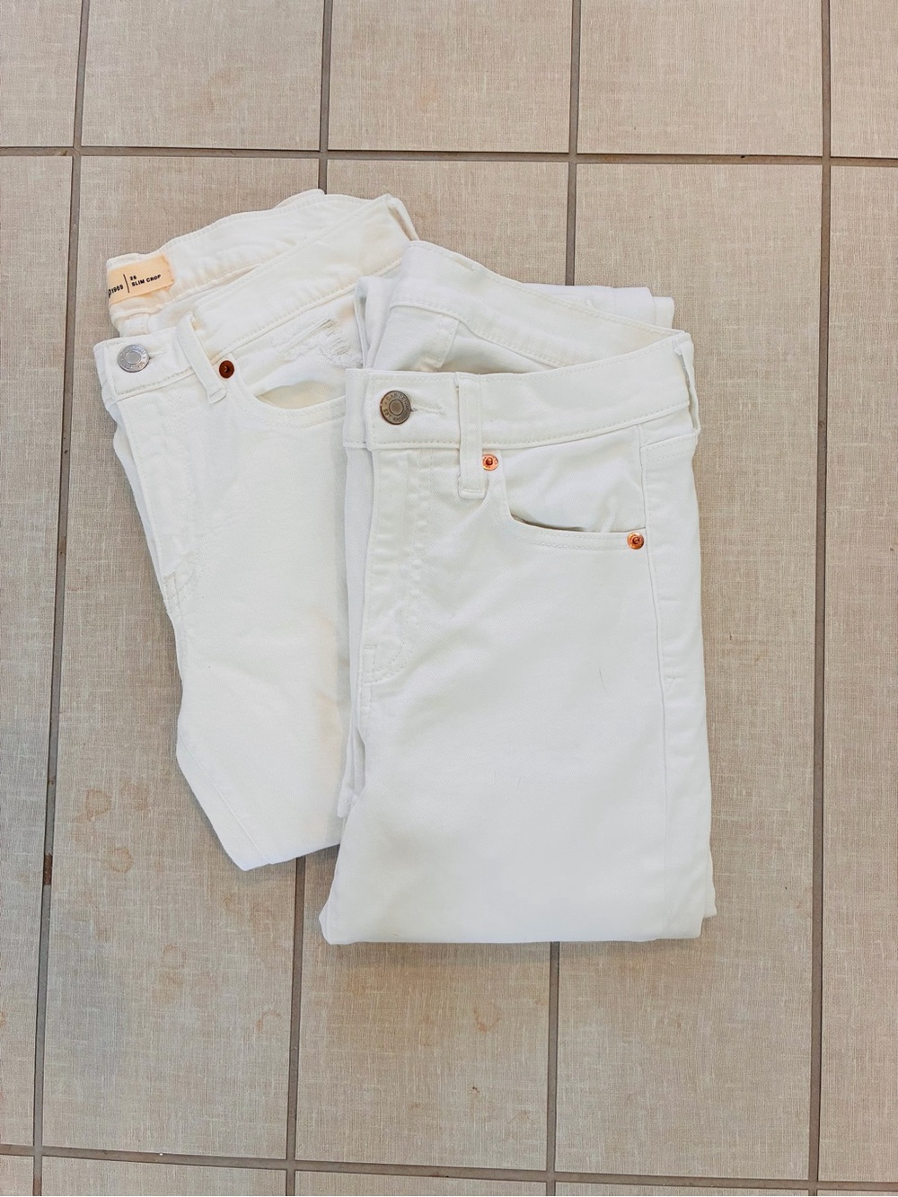 2 Pairs of GAP White Jeans - 2 Styles size 26